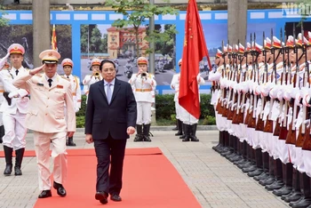 Thủ tướng Phạm Minh Chính đến thăm, chúc Tết cán bộ, chiến sĩ Bộ Tư lệnh Cảnh vệ. (Ảnh: Trần Hải)