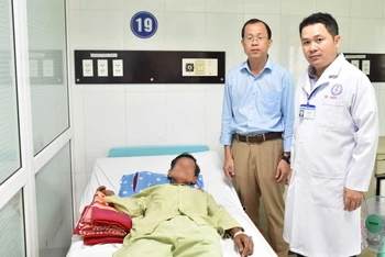 Bác sĩ CKII Lâm Ngọc Phước và Bác sĩ CKI Ngô Hoàng Hơn thăm bệnh nhân.
