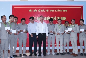 Trao quà hỗ trợ giáo viên Trường song ngữ Lào-Việt Nam Nguyễn Du. (Ảnh: Hải Tiến)