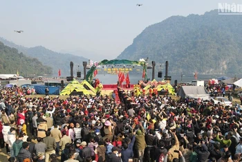 Lễ hội lồng tồng Ba Bể năm nay thu hút đông đảo nhân dân, du khách tham gia.