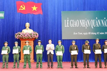 Đồng chí Võ Anh Tuấn trao Giấy khen cho các công dân nhập ngũ.