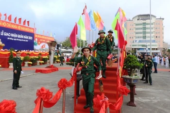 Các tân binh bước lên cầu Vinh Quang với nụ cười rạng rỡ, tự hào.