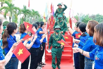Các tân binh tại thị xã Ayun Pa (Gia Lai) phấn khởi lên đường nhập ngũ.