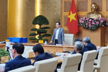 Phó Thủ tướng Chính phủ Trần Lưu Quang phát biểu tại cuộc họp.