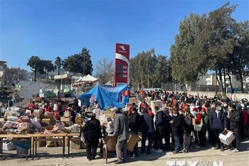 Đoàn người xếp hàng dài nhận hàng cứu trợ tại Hatay, Thổ Nhĩ Kỳ. (Ảnh: Hải Linh/TTXVN)