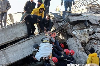 Lực lượng cứu hộ khỏi đống đổ nát sau trận động đất ở Kahramanmaras, Thổ Nhĩ Kỳ. (Ảnh: AFP/TTXVN)