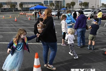 Một điểm xét nghiệm nhanh Covid-19 cho trẻ em tại Long Beach, California, Mỹ, tháng 3/2022. (Ảnh: AFP/TTXVN)