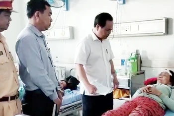 Lãnh đạo tỉnh Quảng Nam thăm hỏi nạn nhân bị thương đang điều trị tại Bệnh viện đa khoa Trung ương Quảng Nam.