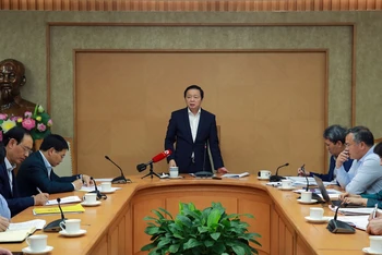 Phó Thủ tướng đề nghị Bộ Giao thông vận tải huy động, điều phối nhân lực “chi viện” cho các trung tâm đăng kiểm ở Hà Nội, Thành phố Hồ Chí Minh. (Ảnh: VGP)
