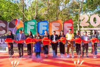 Hưởng ứng phục vụ Lễ hội Cà-phê Buôn Ma Thuột lần thứ 8 năm 2023, nhiều doanh nghiệp cũng khai trương các điểm uống cà-phê miễn phí cho khu khách khi đến với lễ hội.