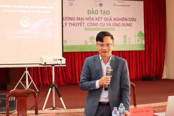 Ông Phạm Đức Nghiệm, Phó Cục trưởng Cục Phát triển thị trường và doanh nghiệp khoa học và công nghệ kiêm Giám đốc Ban Quản lý dự án hỗ trợ kỹ thuật Trung tâm đổi mới sáng tạo ứng phó với biến đổi khí hậu Việt Nam phát biểu tại khóa đào tạo.