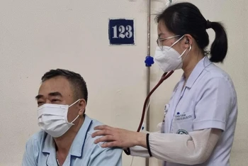 Thăm khám cho bệnh nhân ung thư phổi tại Trung tâm Y học hạt nhân và Ung bướu (Bệnh viện Bạch Mai).