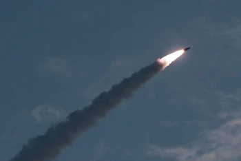 Một vụ phóng thử tên lửa tại địa điểm bí mật của Triều Tiên. (Ảnh: AFP/TTXVN)