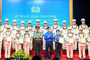 Bộ trưởng Công an Tô Lâm và Bí thư thứ nhất Trung ương Đoàn Bùi Quang Huy (lần lượt thứ 5 và 6 từ trái sang, hàng đầu) trao giải thưởng “Gương mặt trẻ Công an tiêu biểu” năm 2022 tặng các cá nhân xuất sắc.