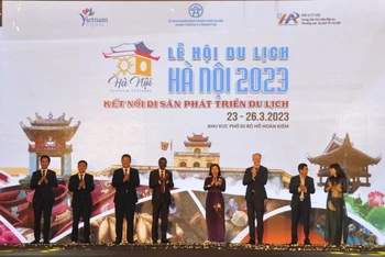 Lãnh đạo thành phố Hà Nội và các đại biểu thực hiện nghi thức khai mạc Lễ hội Du lịch Hà Nội năm 2023.