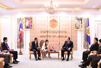 Buổi làm việc giữa Đại sứ Việt Nam tại Thái Lan Phan Chí Thành và Thứ trưởng Lao động Thái Lan Surachai Chaitrakulthong.