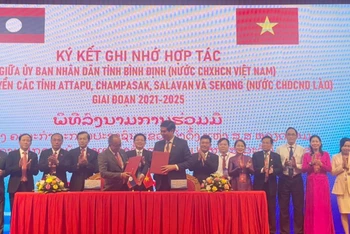 Lãnh đạo tỉnh Bình Định và 4 tỉnh nam Lào ký kết hợp tác giai đoạn 2021-2025.