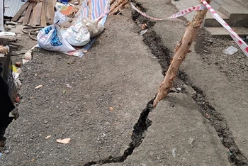 Các vết nứt xuất hiện tại khu vực nhà bà Lê Thị Sáu khiến các hộ lân cận lo lắng.