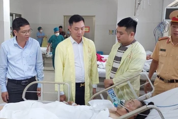 Đoàn công tác Ủy ban An toàn giao thông Quốc gia thăm hỏi nạn nhân vụ tai nạn tại Phú Yên.