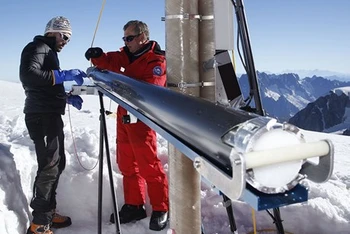 Một mẫu băng được các nhà khoa học lấy từ lõi băng cổ xưa ở Bắc Cực. (Nguồn: Ice Memory)