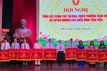 Chủ tịch Ủy ban nhân dân tỉnh Bến Tre Trần Ngọc Tam trao Cờ thi đua của UBND tỉnh cho các tập thể có thành tích xuất sắc.