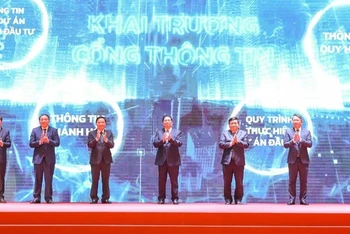 Thủ tướng Chính phủ Phạm Minh Chính cùng các lãnh đạo Bộ, UBND tỉnh Khánh Hòa và Chủ tịch Tập đoàn FPT Trương Gia Bình (ngoài cùng bên phải) thực hiện nghi thức nhấn nút khai trương Cổng thông tin xúc tiến đầu tư của tỉnh.