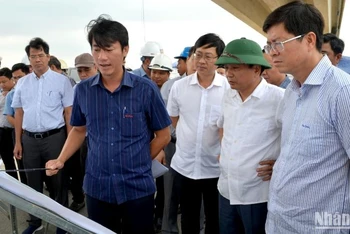 Thứ trưởng Giao thông vận tải Nguyễn Danh Huy cùng đại diện lãnh đạo Ủy ban nhân dân tỉnh Bình Thuận nghe báo cáo tiến độ thi công Dự án cao tốc đoạn Vĩnh Hảo-Phan Thiết. (Ảnh: ĐÌNH CHÂU)
