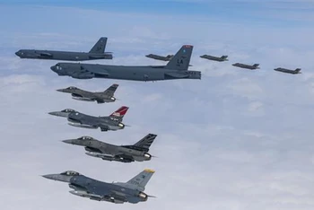 Cuộc tập trận không quân chung Mỹ-Hàn với sự tham gia của máy bay chiến đấu tàng hình F-35A, máy bay ném bom chiến lược B-52H của Mỹ và máy bay tiêm kích F-16 của Hàn Quốc, trên Bán đảo Triều Tiên ngày 14/4/2023. (Ảnh: Yonhap/TTXVN)