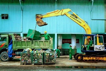 Tiếp nhận rác thải trước khi đưa vào xử lý tại Nhà máy xử lý rác thải thành phố Cà Mau.