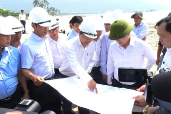 Đồng chí Nguyễn Văn Quảng và Đoàn công tác nghe báo cáo tiến độ thi công và những vướng mắc của dự án thu gom nước thải.