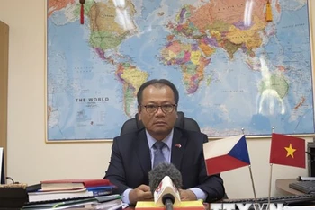 Đại sứ Việt Nam tại Cộng hòa Séc Thái Xuân Dũng trả lời phỏng vấn phóng viên TTXVN. (Ảnh: Ngọc Biên/TTXVN)