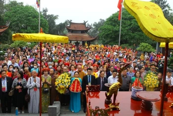 Phó Viện trưởng Lạc Văn Tú cùng các đại biểu dâng hương tưởng niệm tại khu di tích lịch sử Đền Hùng.