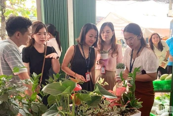 Đoàn viên thanh niên tìm hiểu mô hình kinh doanh hoa kiểng đô thị tại lễ ra mắt hợp tác xã.