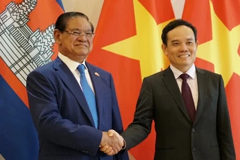Phó Thủ tướng Trần Lưu Quang và Phó Thủ tướng, Bộ trưởng Nội vụ Vương quốc Campuchia Samdech Krolahorm Sar Kheng (trái).