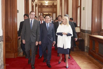 Chủ tịch Thượng viện Uruguay Beatriz Argimon và Chủ tịch Hạ viện Uruguay Sebastian Andujar đón Chủ tịch Quốc hội Vương Đình Huệ. (Ảnh: Doãn Tấn/TTXVN)