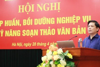 Đồng chí Nguyễn Văn Thể, Ủy viên Trung ương Đảng, Bí thư Đảng ủy Khối phát biểu ý kiến chỉ đạo Hội nghị.