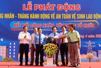 Lãnh đạo tỉnh Quảng Ngãi, Liên đoàn Lao động tỉnh và đại diện công đoàn cơ sở thực hiện nghi thức Phát động Tháng Công nhân năm 2023.