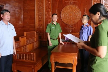Giám đốc Công ty Trách nhiệm hữu hạn Một thành viên Môi trường Trà Vinh Hứa Đông bị khởi tố, bắt tạm giam.
