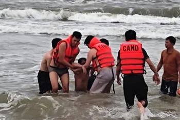 Trung tá Đinh Viết Trung và các cán bộ, nhân viên Nhà nghỉ dưỡng Lăng Cô cứu 3 du khách bị đuối nước khi tắm biển.