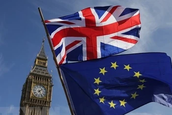 Quốc kỳ Anh và quốc kỳ EU tại London (Anh). (Ảnh: AFP/TTXVN)