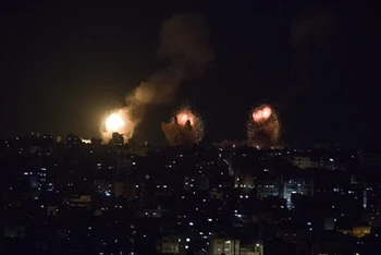 Khói lửa bốc lên sau các vụ không kích của Israel xuống thành phố Khan Yunis, Dải Gaza rạng sáng 7/4/2023. (Ảnh: THX/TTXVN)