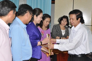 Đồng chí Nguyễn Văn Danh trao Bằng khen của Ban Chấp hành Đảng bộ tỉnh cho các tập thể có thành tích.