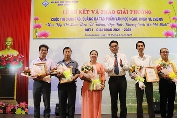 Phó Chủ tịch Ủy ban nhân dân tỉnh Bình Dương Nguyễn Lộc Hà (thứ 3 từ phải sang) trao tặng hoa và Chứng nhận giải thưởng cho các tác giả.