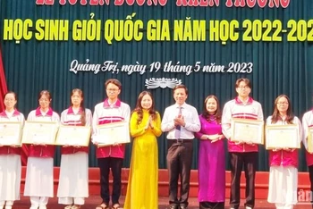 Phó Chủ tịch Ủy ban nhân dân tỉnh Quảng Trị Hoàng Nam trao Bằng khen cho các học sinh đạt giải Nhì. 