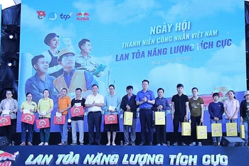 Phó Chủ tịch Thường trực Hội Liên hiệp Thanh niên Việt Nam Nguyễn Kim Quy (thứ 8 từ phải sang) trao quà tặng đại diện gia đình thanh niên công nhân gặp tai nạn lao động có hoàn cảnh khó khăn.