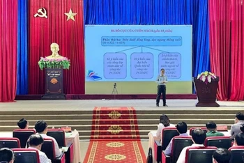 Đại diện Ban Nội chính Trung ương giới thiệu nội dung chính cuốn sách của đồng chí Tổng Bí thư Nguyễn Phú Trọng.