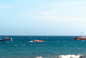 Tàu cá của ngư dân Phú Quý bị chìm trên vùng biển Phú Quý, Bình Thuận.