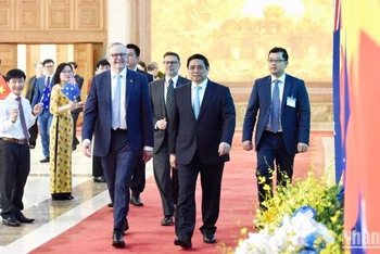 Thủ tướng Phạm Minh Chính và Thủ tướng Australia Anthony Albanese đến dự Lễ ký kết văn kiện hợp tác, họp báo.