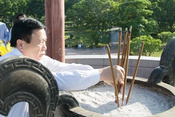 Đồng chí Nguyễn Xuân Thắng dâng hương tại tượng đài ở Di tích lịch sử quốc gia đặc biệt Thành cổ Quảng Trị.