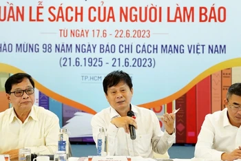 Nhà báo Trần Trọng Dũng, Phó Chủ tịch Hội Nhà báo Việt Nam, Trưởng Ban Tổ chức phát biểu tại cuộc họp báo.